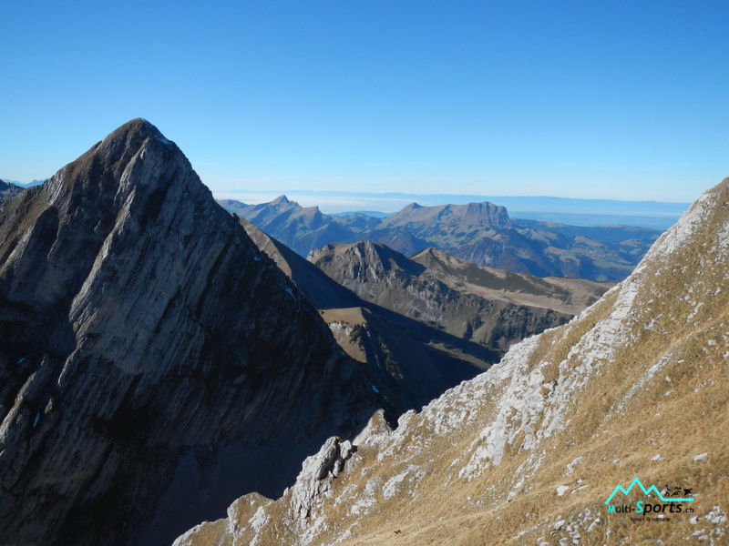 RocAlpes Multi-sports La Dent de Folliéran avec La Dent de Lys, le Teysachaux, le Moléson et au premier plan la Dent de Bourgo