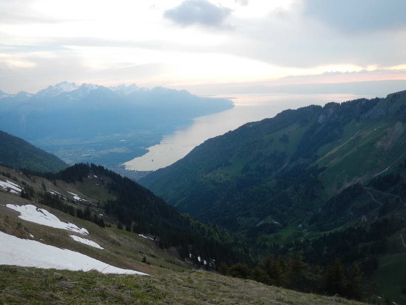 Dans la face ouest de la Pointe d'Aveneyre avec le lac léman